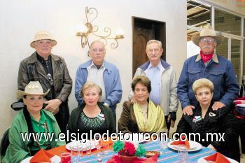 Rolando y Lizzi Gotez, Mario y Aída Villarreal, Sergio y Bertha Berlanga y Elenita Álvarez.