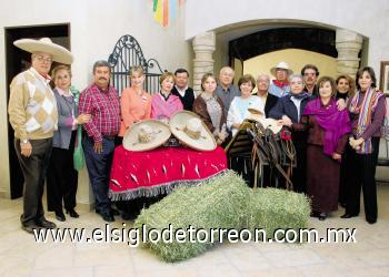 FESTEJAN LA REVOLUCIÓN
Michol Zrrik, Ignacio Pámanes y Laurita, Sergio y Lulis Berlanga, Arturo y Margarita Rivera, Jorge y Silvia Pérez, Jesús y Chacha García, Michel y Kati Zreik, Jorge y Gustavo Guajardo.