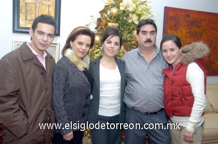 10122006 
Ana Cris con sus padres, Ricardo Diez Bracho y Malu Arteaga de Diez y sus hermanos Ricardo Andrés y Andrea.