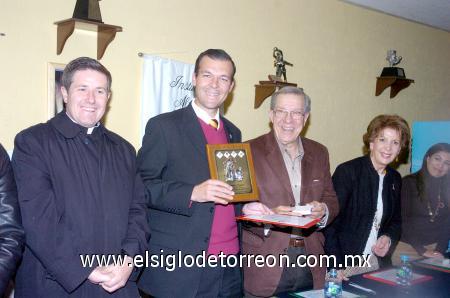 10122006 
El padre Juan Carlos Ocejo, Bernardo Vázquez, Ramón Iriarte, Jossie de Iriarte y Ana Sofía García Camil formaron parte de presidium.