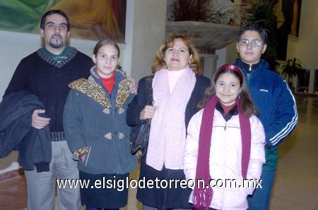 10122006 
José Ángel Gómez y María Luisa de Gómez con sus hijos Luisa, Sofía y José Ángel.