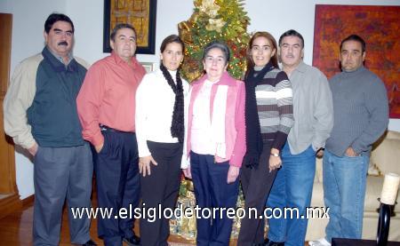 10122006 
Morena Bracho de Diez acompañada de sus hijos Alejandro, Eduardo, Ricardo, Guillermo, Paulina y Mònica Diez.