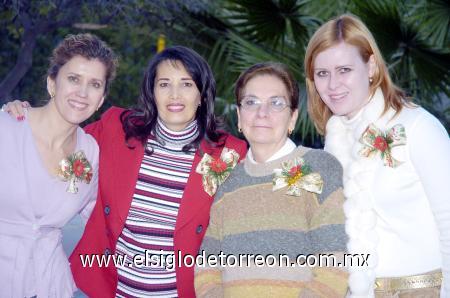 10122006 
Palmira de Martín, Claudia de Rebollo, Mercedes Naima de Mexsen, anfitrionas del convivio.