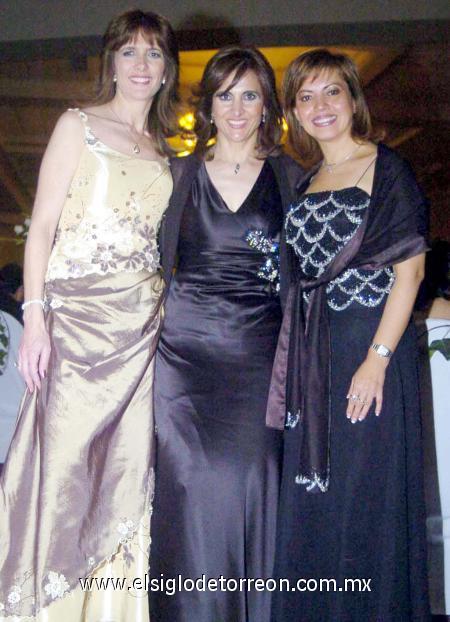 10122006 
Sonia Zarzar, Nadia de Giacomán y Nury de Ramos.