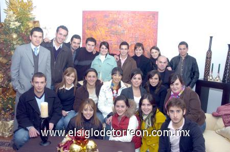 10122006
Ana Cristina Diez Arteaga, con un grupo de amistades que la acompañaron en su fiesta de graduación