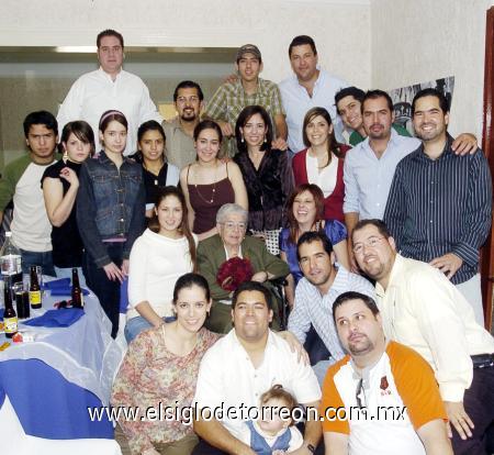 10122006 
Contenta rodeada de sus nietos Ángel, Bernardo, Alfonso, Daniel, Miguel, Sofi, Marifer, Marce, Angie, Irene, Vero, Mario,José, Eugenio, Oswaldo, Any, Ana, Cecy, Claudia, Adrián, Octavio, Julio, Enrique y Renata.