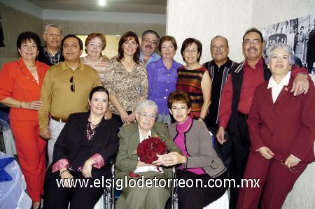 10122006 
Doña Conchita acompañada de sus hijos Blanca Alicia, Enrique, Rafael Conchita, Anita, Mario, Angélica, Keña, Ismael, Rubén, Lupita, Marcela e Irene.