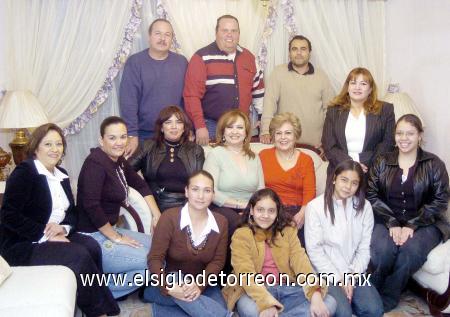 10122006 
Familiares y amigos acompañaron a Adriana en su cumpleaños.