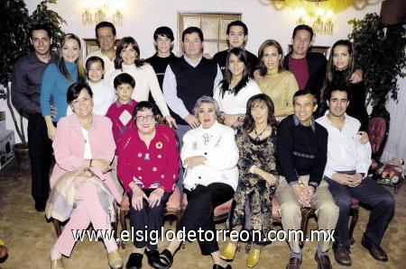 15122006 
La señora Lupita de Allegre con sus hijos Ana Paula, Alberto, Jaime y Javier, sus hijos políticos Germán, Juany, Laura y Adriana, sus nietos y como invitada especial Gloria Elena del Cueto Pàmanes.