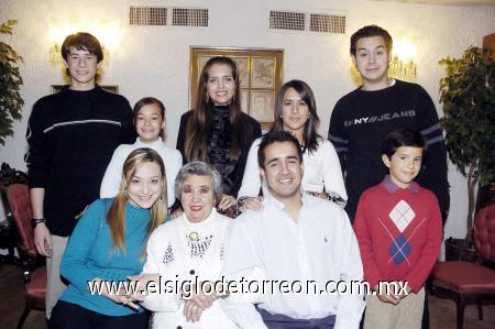 15122006 
Señora Lupita de Allegre con sus nietos Germán y Ana Paula Madero Allegre; Alberto,Anabel y Astrid Allegre Alonso; Jaime, Ana Laura y David Allegre Dávalos.