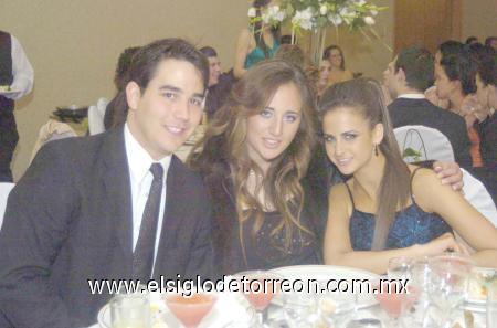 11122006
Andrés Rivera, Diana Zarzar y Naraly Zarzar.