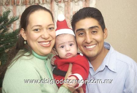 12122006
Eduardo con sus papás Evelio Castillo Ramírez y Mayra Zorrilla de Castillo.