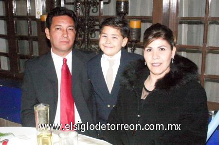 14122006
Jorge Escobedo, Clara de Escobedo y su hijo Diego Escobedo, en una boda.