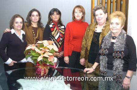 14122006
Margarita de López, Ana de Campos, Daly de Jaidar, Mary de Noyola, Martha de Montero y al centro la presidenta del club, Rosy de Torre.