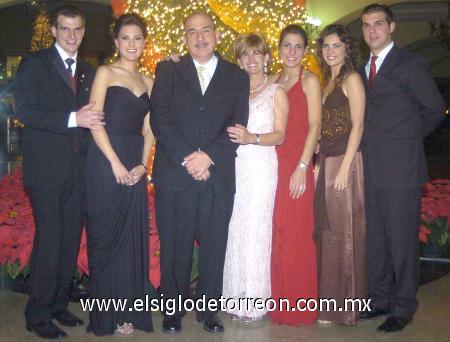 13122006
Adrián Murra, Sofía Grageda, Roberto Elías Murra, Paty de Murra, Laila de Murra, Sofía Acosta y Roberto Murra.