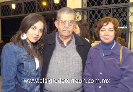 18122006
Karol Iza, José Iza y Rosario Jaik.