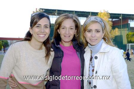 17122006 
Begoña Nahle, Güera Montalbo y Arely Villarreal.