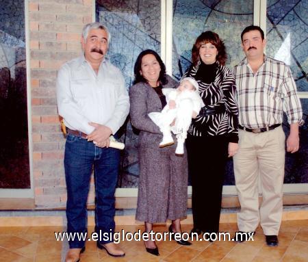 17122006 
José Cuitláhuac Rodríguez Garza, Diana Iga de Rodríguez y el pequeño Pedro, acompañado de sus padrinos, Manuel Maxidro Rodríguez Garza y Ana María Román de Rodríguez.