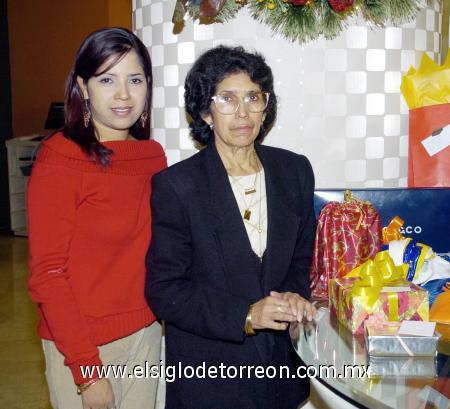 17122006
La señora Yolanda disfrutó d euna fiesta de cumpleaños en compañía de su hija Adriana López.