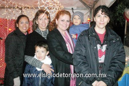 17122006 
Mayela González, Lulú Padilla, Irma González, Rosy Castañeda y los niños Carlitos y Toñito Cisneros.