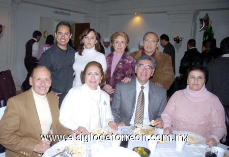 171220006
Luciano Rodríguez, Pita de Rodríguez, Miguel Echeverría, Yola de Echeverría, Daniel Hernández, Claudia de Hernández, Coco y Daniel Hernández.