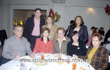 171220006
Ricardo y Martha Dávila, Chacha Cerda, Marcela Carrete, Gloria Ávalos, Delia Carreón, Nancy  y Héctor Alanís.