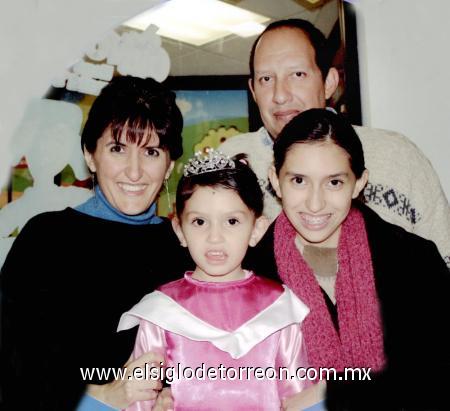 1712200 6 
Jimena Enciso Menchaca cumpliò cuatro años de vida y fue festejada por su familia.