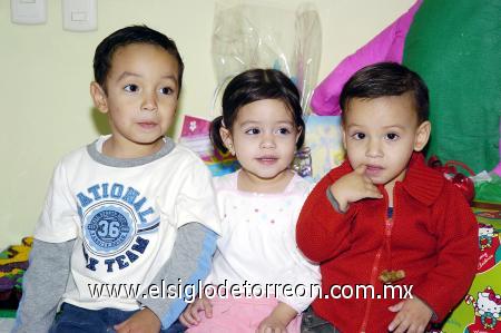 1712200 6 
La pequeña Marisofi junto a sus primos Diego y Ale Mèndez.