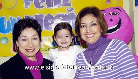 1712200 6 
Marisofi junto a sus abuelitas Martha y Lilia.