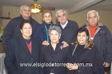 20122006
Jorge y Carmelita Rivera, Mariano y Noemí Rivera, Guillermo Rivera y Lucila Padilla de Rivera festejaron a su tía doña Rosario de Rivera.