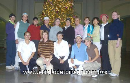 20122006
Lourdes Arriaga y Liliana Akatova organizaron una posada de damas golfistas del Club Montebello, a la que invitaron a sus amigas