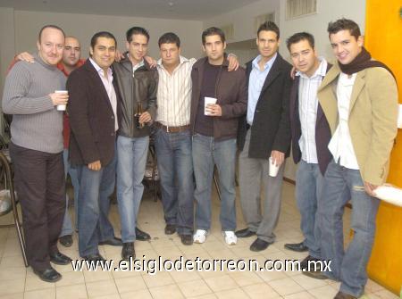 20122006
Pekas Aguilar, Colly Galindo, Carlos García, Israel García, Juan Antonio Rodríguez, Pedro Gutiérrez, Mauricio Zamarripa, Juan Pablo Garza y Roberto Barranco, en una posada.