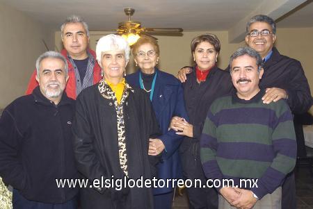 20122006
Señora Rosario de Rivera acompañada de sus hijos Rosario, Roberto, Patricia, Javier, David y René.