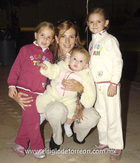 20122006
Gisela Fernández y los niños Iñaki, Arantza y Manuela.