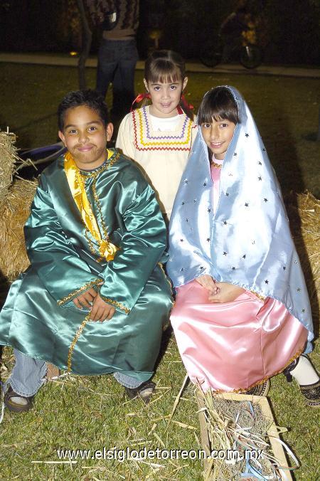 20122006
Patricio Espinosa e Ivana Boehringer personificaron al señor San José y a la Virgen María, los acompañó en la caminata Anna Barraza.