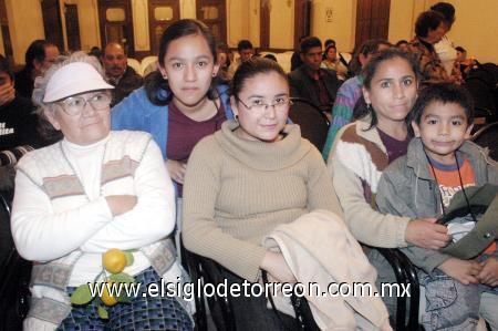 22122006 
Alicia Martínez Macías, María Teresa Pineda Martínez, Alicia Pineda Martínez, Claudia Dávila Pineda y Carlos Alberto Dávila Pineda.