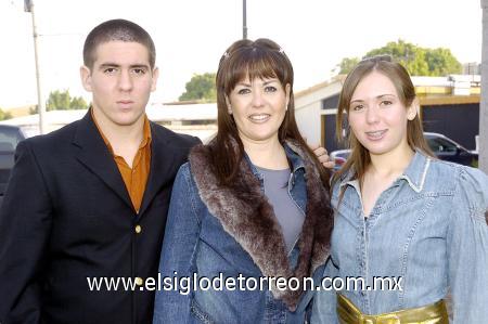 22122006 
Gloria Margarita Galindo con sus hijos Marian y Vìctor Eduardo Aguilera Galindo.