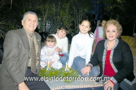 22122006 
Pamela Milán, Angie y Daniela González Milán con sus abuelos, Guillermo Milán y Güera Milán.