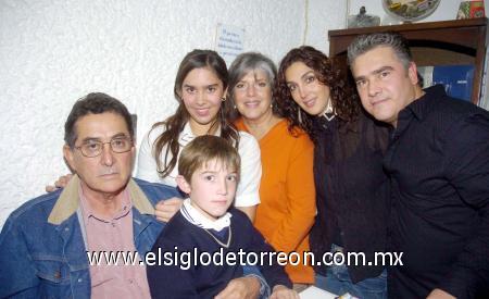 22122006 
Paulina con sus papás, Luis y Chacha, su hermano Luis y sus abuelitos, Marco Antonio Salmón y Silvia Villarreal.