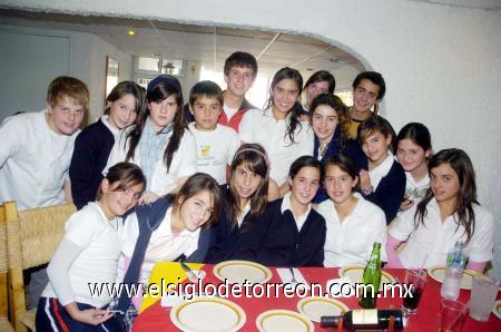 22122006 
Paulina con sus amigas del colegio, que la festejaron por su cumpleaños.