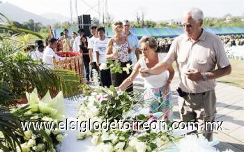 A unos pocos kilómetros, en la playa de Kao Lak, donde en sus complejos hoteleros hallaron la muerte cerca de dos mil extranjeros, entre ellos españoles, turistas y locales rindieron homenaje a las víctimas al borde del mar y en el cementerio de la zona.