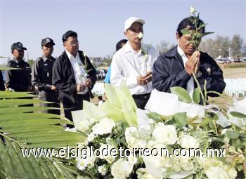 En Ban Nan Kem (agua salada), un pequeño pueblo de pescadores que fue prácticamente barrido por aquella gigantesca ola, supervivientes y autoridades de la provincia de Phang Nga siguieron los ritos budistas efectuados por los monjes