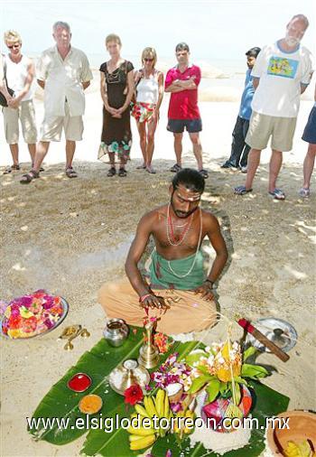 Muros de agua de dos pisos de altura cubrieron poblaciones enteras en Indonesia y Sri Lanka, barrieron hoteles de lujo y comunidades pesqueras en Tailandia y destruyeron miles de casas en India.