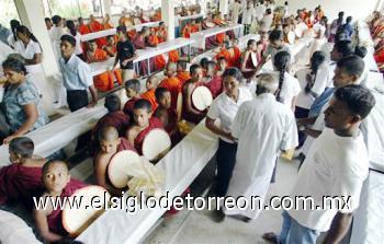 Miles de habitantes de toda Asia acudieron a ceremonias recordatorias, visitaron cementerios y encendieron velas en memoria de las víctimas, al cumplirse el segundo aniversario del devastador maremoto que dejó cientos de miles de muertos en la región.