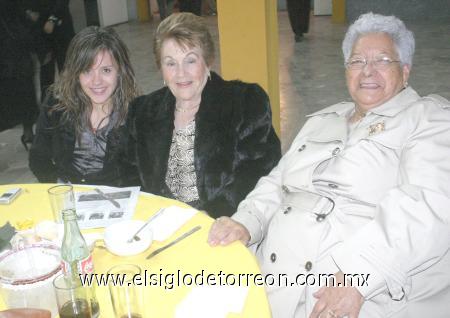 21122006
Estrella López Ávila, Soledad Ávila de López y Francisca Sánchez de Ávila.