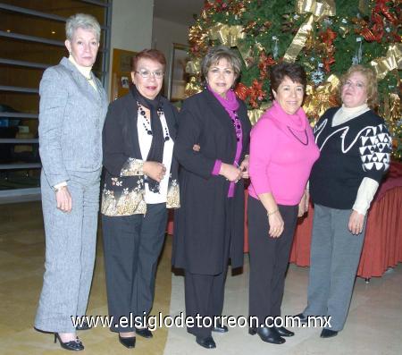 21122006
Magda de García, Elia de Millán, Jesu de De Anda, Anita de Lares y Blanca de Echávez, en la fiesta navideña del Grupo de los Viernes.