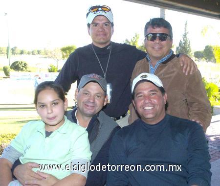 21122006
Mauricio Martínez, Mauricio Treviño, Arturo Estrada, Fabiola Estrada y Héctor González.