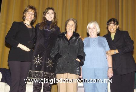 21122006
Ruth Berlanga de Ávila, Sonia Delgado de Arriaga y Lilia Vega junto a las expositoras Raquel Munitz de Benabib y Christine A. Nelson.