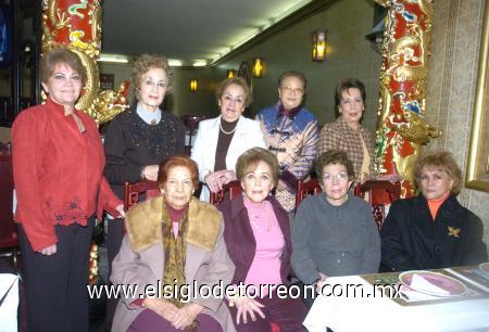 21122006
Luly de Garcíamora, Irene Toledo, Terita de Orozco, Rosy Lew, Esperanza Molina, Rosy de Araluce, Güera de Ávalos, Lala de Sandoval y Magdalena Goytia, Club de los Jueves en su posada navideña.