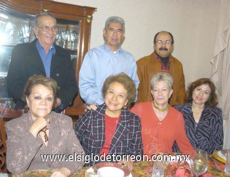 21122006
Sergio y Elba Ferriño, Roberto y Alicia Aguilera, Héctor y Magda García, Álvaro y Alma González, grupo de amigos en su reunión navideña.